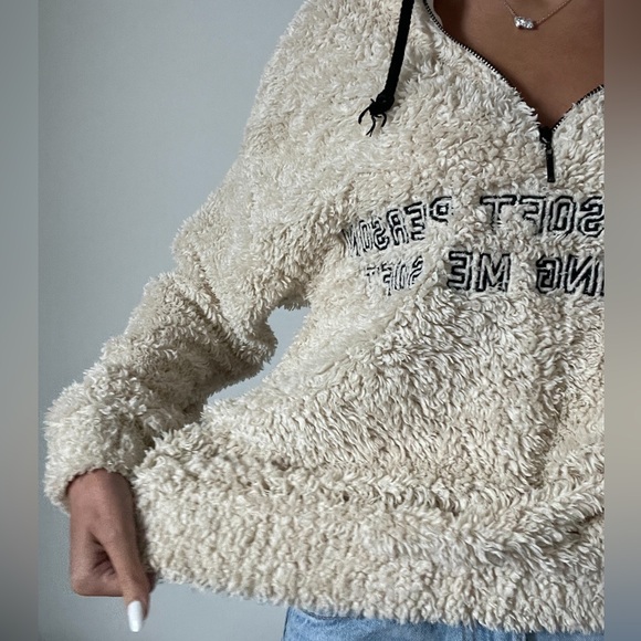 Fluffy jacket with a hood in a cream color - Picture 3 of 4